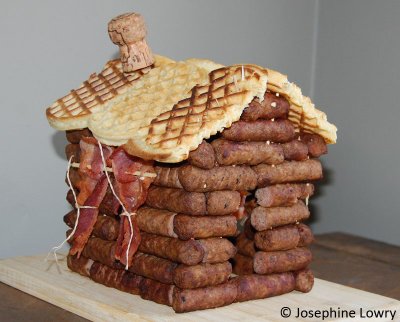 sausage log cabin with bacon curtains : 3/4 view