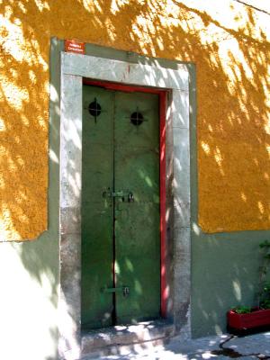 amarillo walls; verde doors