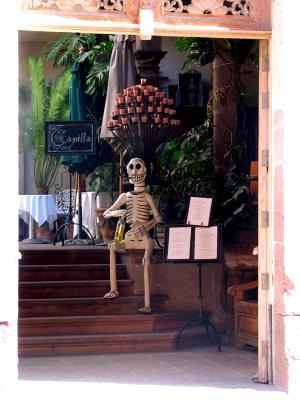 skeleton y restaurante