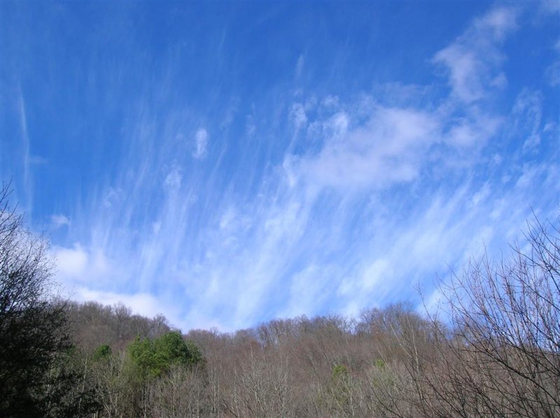 Horse-tail Clouds on the Mountain