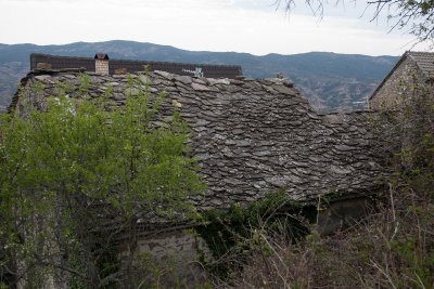 Antiguo tejado de piedra