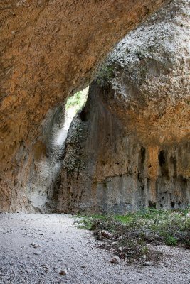 Cueva junto al ro Vero.