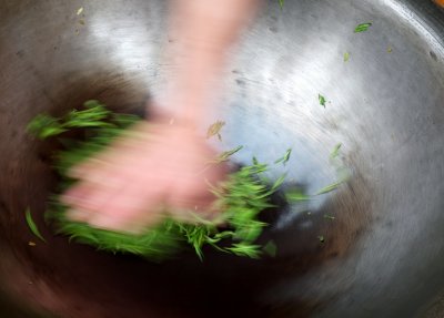 use bare hand to stir fry Chinese tea