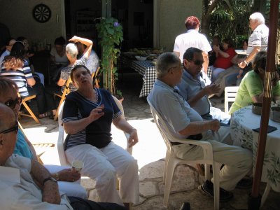 החברים בשיחה ובטריפה