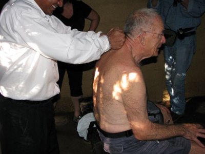 אבי שוורץ מקבל טיפול בדואי בזרזיר - 1.2012