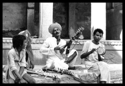 Jaisalmer_Musicians2_Mono.jpg