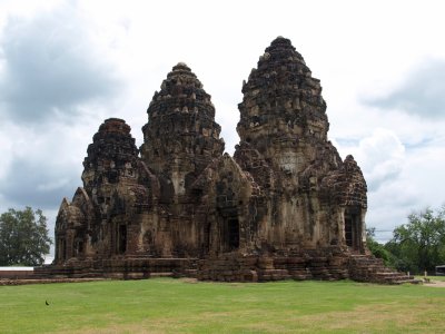 Lopburi, the trimurti towers of Wat Sam Yot
