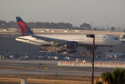 Delta 777 comes in for a landing