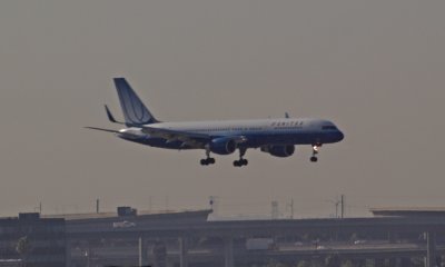 United 757 in the old colors