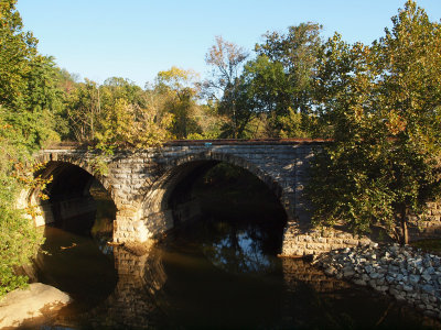 The railroad bridge next to the aqueduct