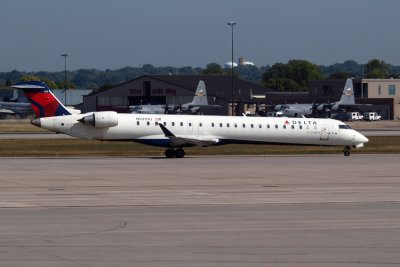 Delta Connection CRJ-900