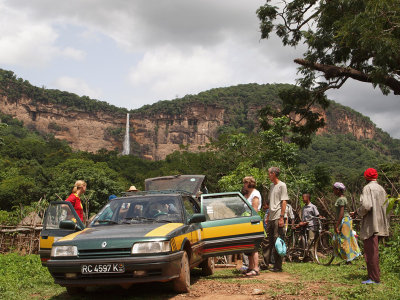 To the waterfall at Ditinn, Guinee