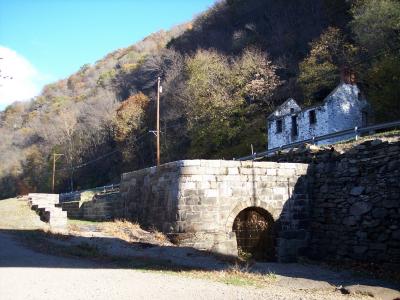 Remains of Lock 33 and lockhouse