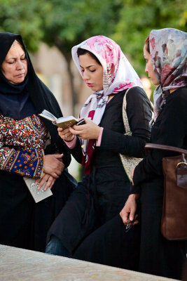 Women reading Hafez - Shiraz