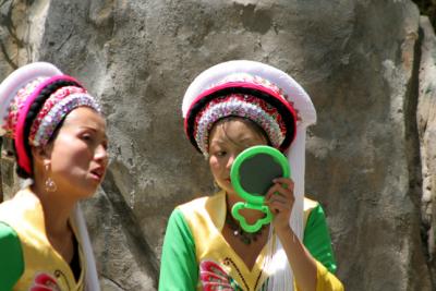 Bai ethnic group  Get ready for the performance in the park