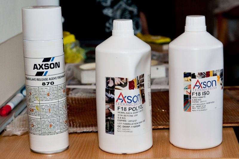 Release-agent p sprayboks og tokomponent, tyntflytende resin-plast F18 for stping av deler.