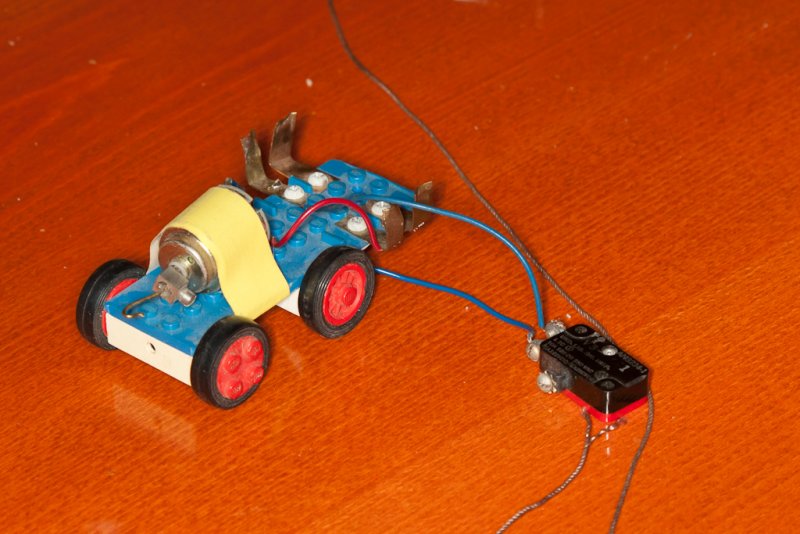 Motorisert bak-krok til bruk p LEGO-reperbanen.