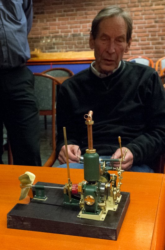 S over til Hans Breders modell av en dampmaskin, som han ogs hadde med p et tidligere mte.