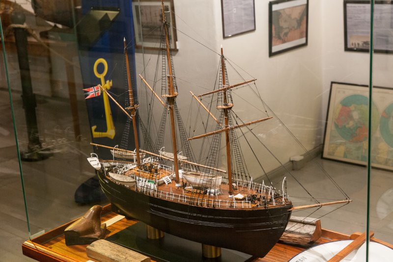 Klubbens egen modell av Fram, fra Amundsens sydpolvisitt. Marinen hjalp ham, ergo modell i Marinemuseet.