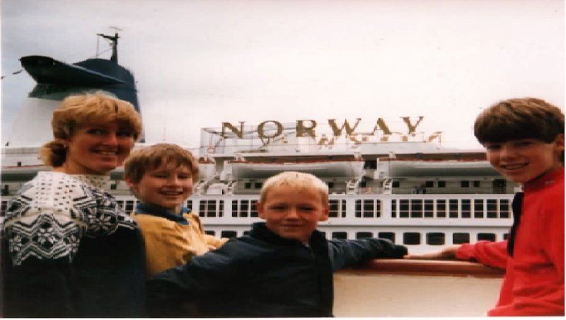 Jan Richard i yngre dager med familien og Norway i bakgrunnen. Må ha gjort inntrykk på en ung, sart sjel!