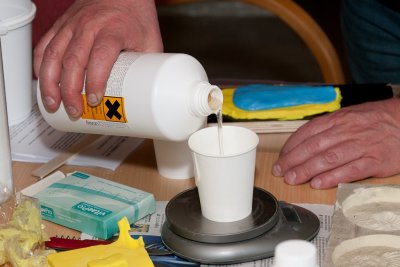 Igjen er blandingsforholdet kritisk viktig, akkurat som for gummien. Frem med digitalvekta. Frst den ene...