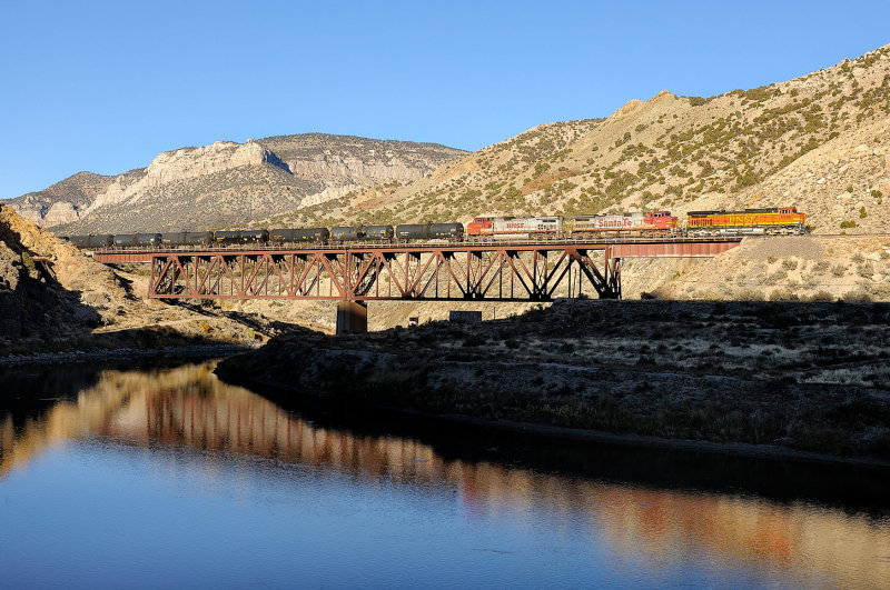 BNSF-4406-crossing-the-bridge-at-Boysen-Dam--2007-10-24-16-25-04_1-copy.jpg
