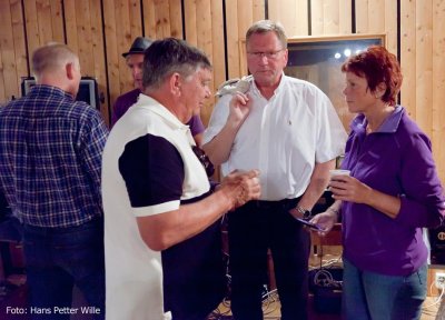 Jens, Erlan, Naimy fra styret i spent samtale mens de venter p opptak