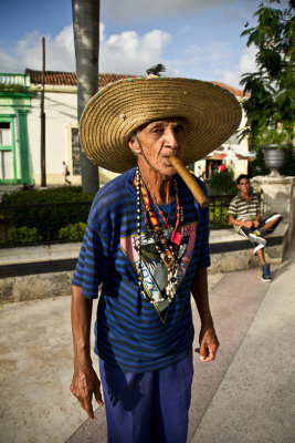 L'HOMME AU CIGARE CAMAGUEY