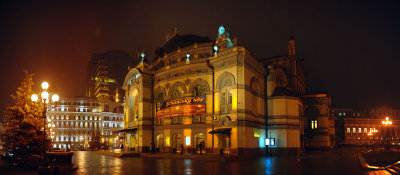 Kiev Opera in evening.jpg