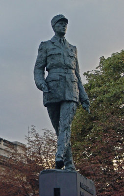 Statue de Charles de Gaulle  - Avenue des Champs Elysees