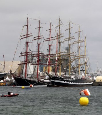 Sedov_Krusenstern 2 800x600.jpg