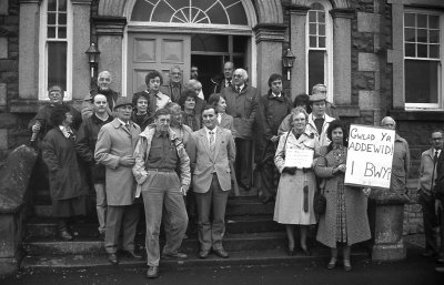 Protestio yn erbyn agor Ffatri ger Four Crosses Tach 1988.jpg