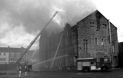 Neuadd y dref Llangefni ar dan  tach 1992.jpg