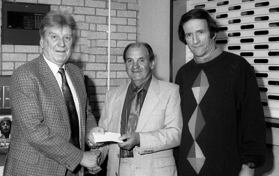 Dafydd ac Emlyn yn cyflwyno siec i Wil bws Clatterbridge .jpg