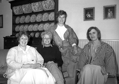 Beryl - Mari- Ann a Mona Cyn olygyddion Papur Menai Ionawr 1987.jpg