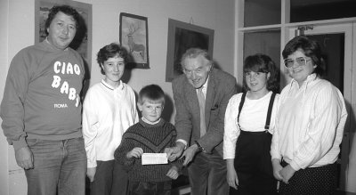 Cyflwyno siec £100 i Gymorth Cristnogol 1987 Cangen yr Urdd Llanfairpwll.jpg