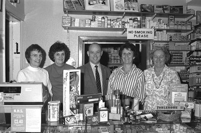 Staff Fferyllfa Llanfairpwll 1987.jpg