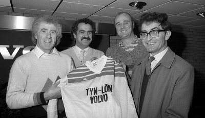 Cyflwyno kit i Alun Mummery Tim peldroed Llanfairpwll Tach 1985.jpg