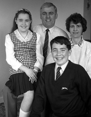 Tom Jones ar teulu Maes Mawr Llanfechell 1993.jpg