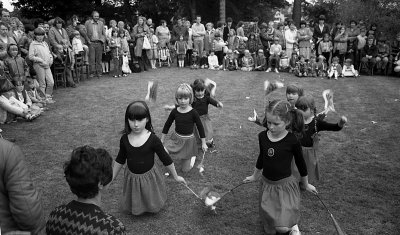 Dawnswyr Ysgol Feithrin Llanfairpwll 1981.jpg