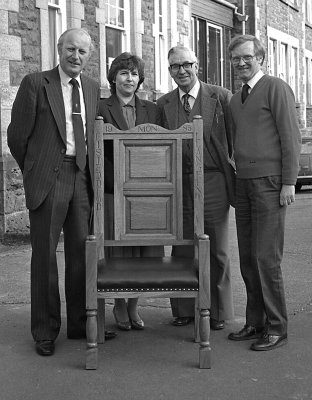 Cyflwyno Cadair Eisteddfod Mon 1985.jpg