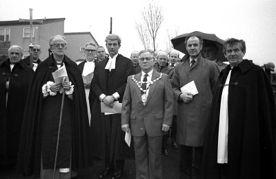 Cysegru Mynwent Llangefni 1984.jpg