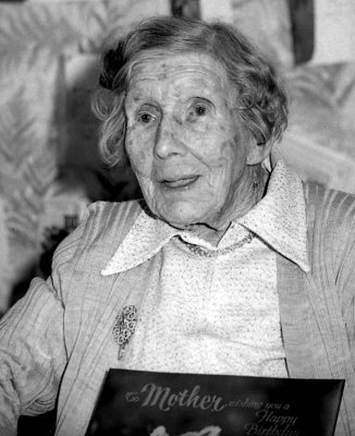 Pen blwydd Mrs Higham Llanfairpwll yn 100 oed  1981.jpg