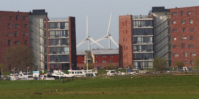 The windmills are located at a distance of 4.5 km from the apartment building.
