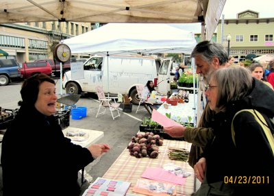 Arcata Farmers Market discussing roots and herbs 01