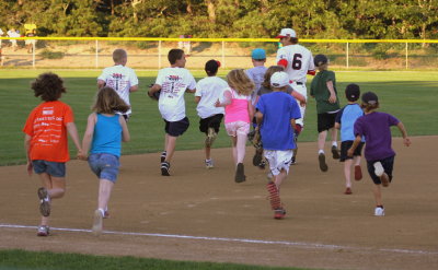 Kids take the field with Austin Nola