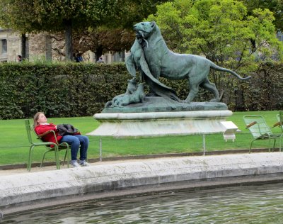 Relaxing by Tuileries fountain 02