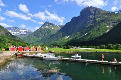 Oye zwemmen in het fjord