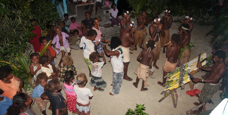 The last evening the local pan pipers turned up together with the entire village!