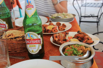 Tandoori chicken and Kingfisher. Restaurant Ambrai